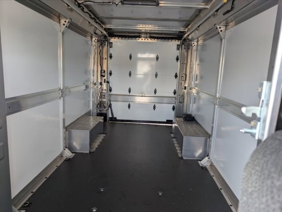 BrightDrop 600 cargo area, stand-up interior