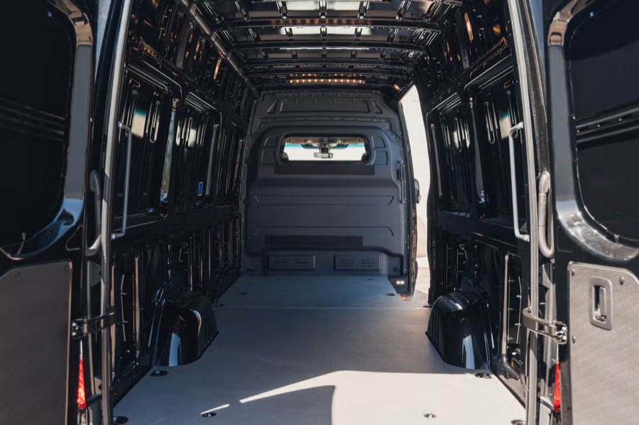 Mercedes eSprinter cargo area, stand-up interior